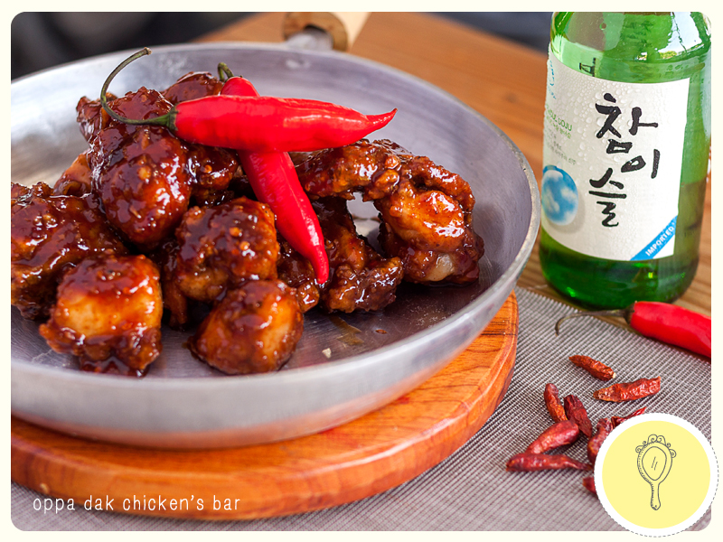 Tradicional comida de rua coreana com tradução de dakkochi de espetos de  frango coreanos